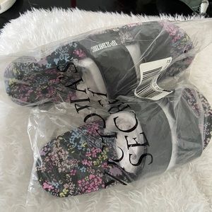 black pink flip flop